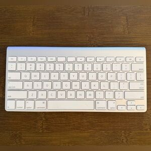 Apple Wireless Keyboard (A1314) - Silver/White | Battery Powered